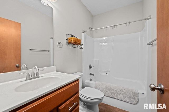 1215 Waverly Rd Road, Davenport, IA 52804