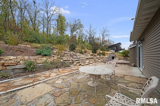 1215 Waverly Rd Road, Davenport, IA 52804