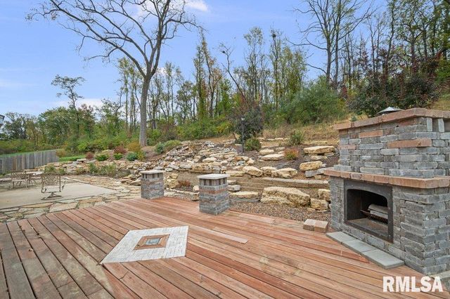 1215 Waverly Rd Road, Davenport, IA 52804