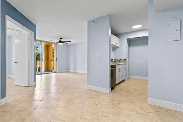 123 Yacht Club Way 207, Hypoluxo, FL 33462