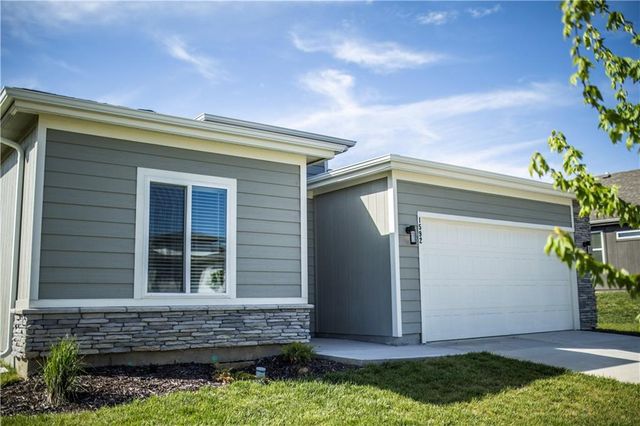 1592 Grayhawk Drive, Basehor, KS 66007