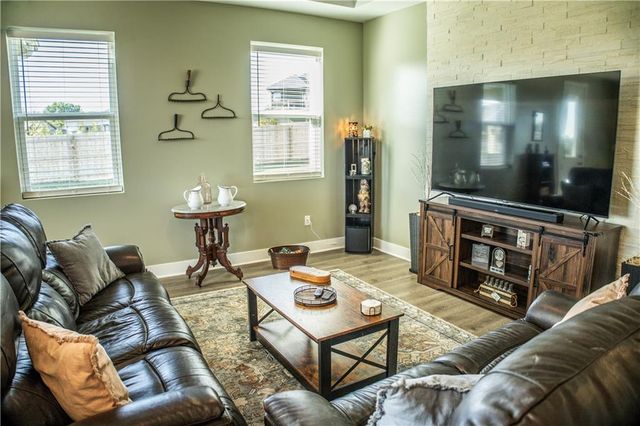 1592 Grayhawk Drive, Basehor, KS 66007