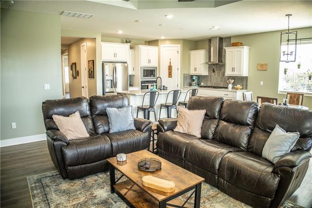1592 Grayhawk Drive, Basehor, KS 66007