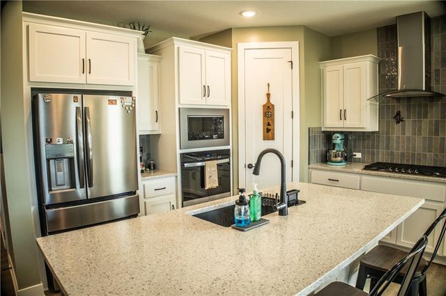 1592 Grayhawk Drive, Basehor, KS 66007