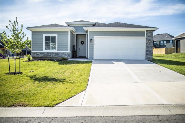 1592 Grayhawk Drive, Basehor, KS 66007