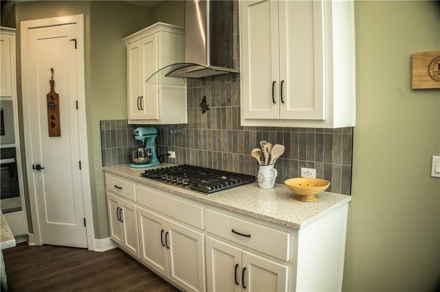 1592 Grayhawk Drive, Basehor, KS 66007