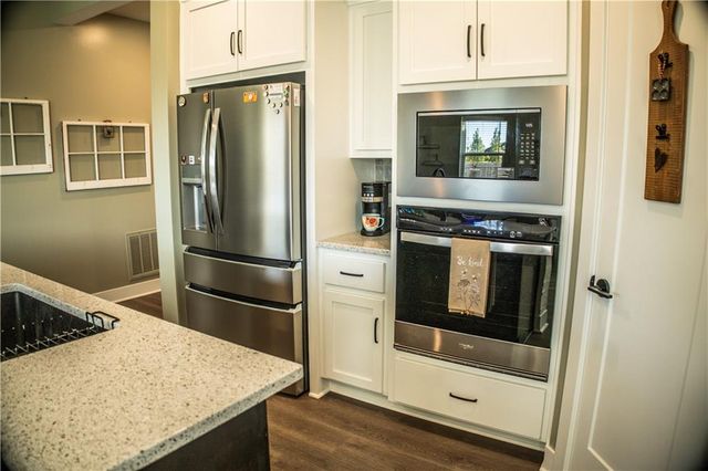 1592 Grayhawk Drive, Basehor, KS 66007