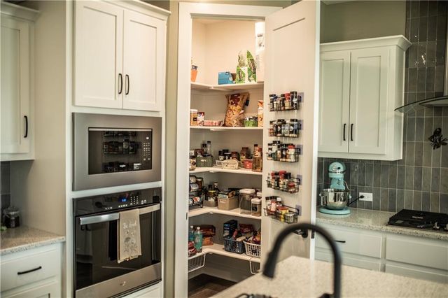 1592 Grayhawk Drive, Basehor, KS 66007