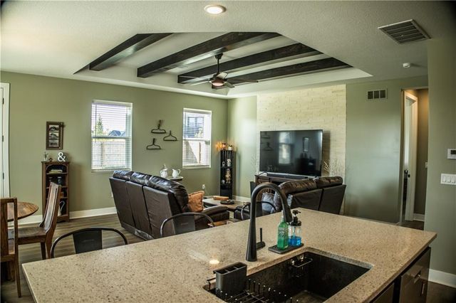 1592 Grayhawk Drive, Basehor, KS 66007