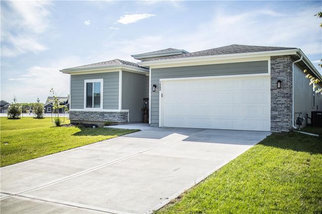 1592 Grayhawk Drive, Basehor, KS 66007