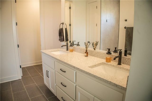 1592 Grayhawk Drive, Basehor, KS 66007