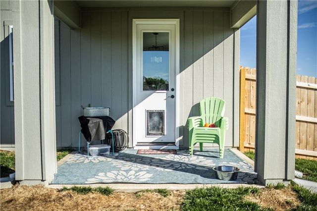 1592 Grayhawk Drive, Basehor, KS 66007