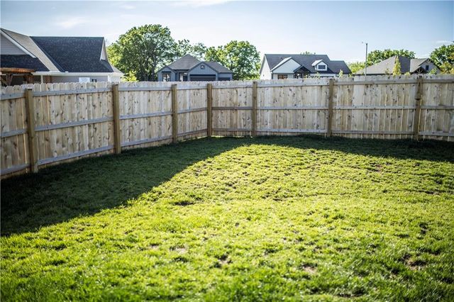 1592 Grayhawk Drive, Basehor, KS 66007