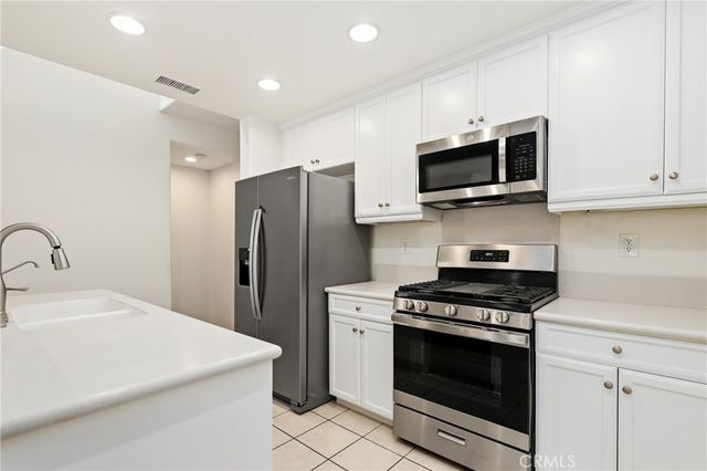 2925 W Edinger Avenue, Santa Ana, CA 92704