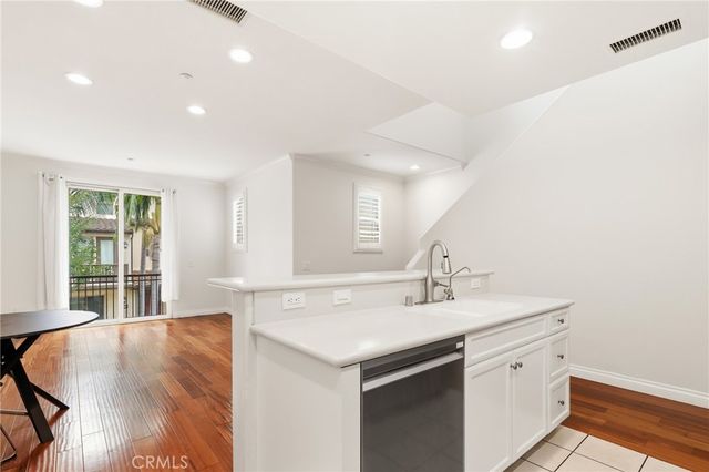 2925 W Edinger Avenue, Santa Ana, CA 92704