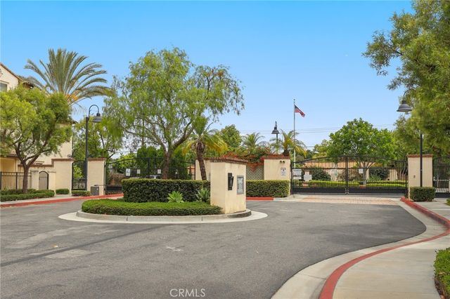 2925 W Edinger Avenue, Santa Ana, CA 92704