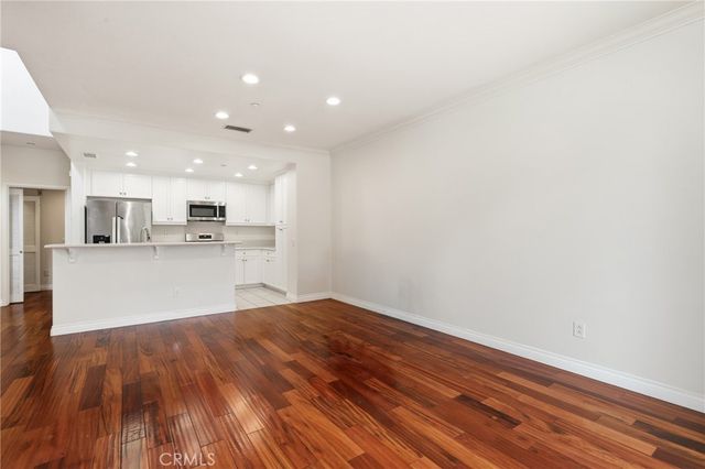 2925 W Edinger Avenue, Santa Ana, CA 92704