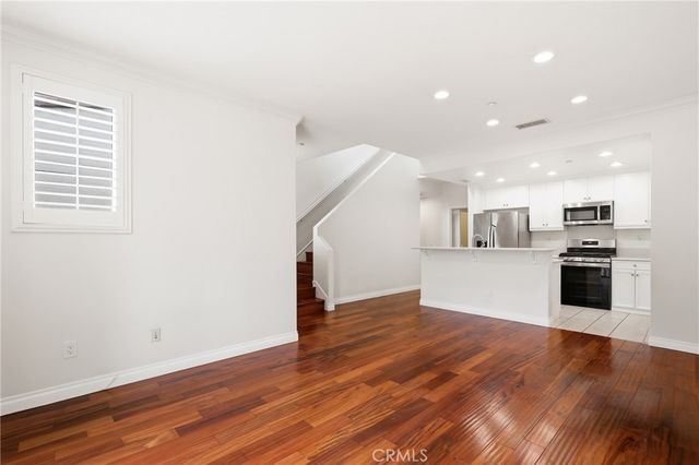 2925 W Edinger Avenue, Santa Ana, CA 92704