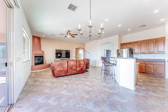 545 W Calle Artistica, Green Valley, AZ 85614