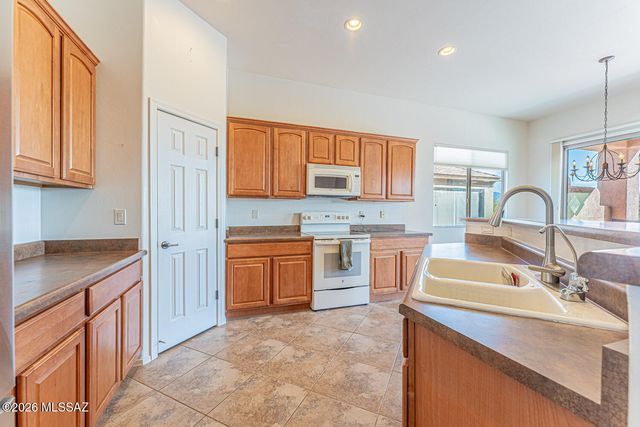 545 W Calle Artistica, Green Valley, AZ 85614