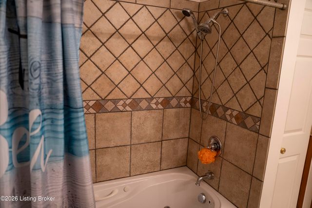 156 Kamp Dr, Mt Washington, KY 40047