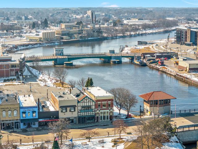 810 S 8th STREET, Manitowoc, WI 54220