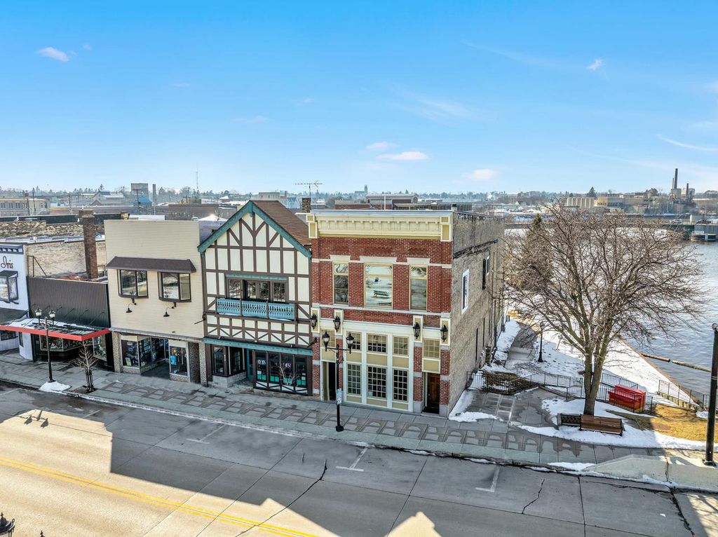 810 S 8th STREET, Manitowoc, WI 54220