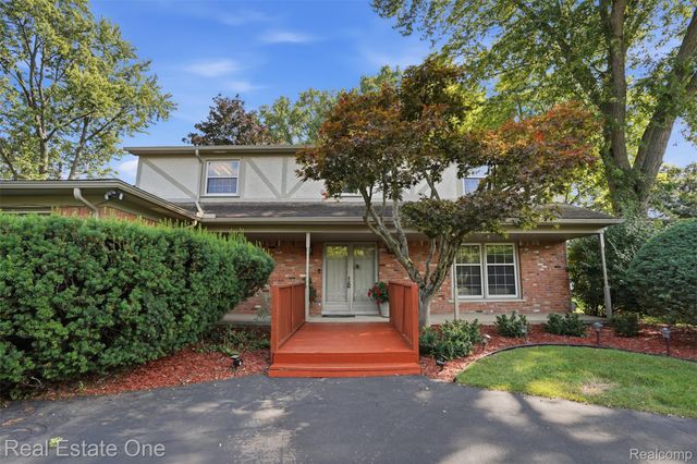 30752 Woodstream Court, Farmington Hills, MI 48334