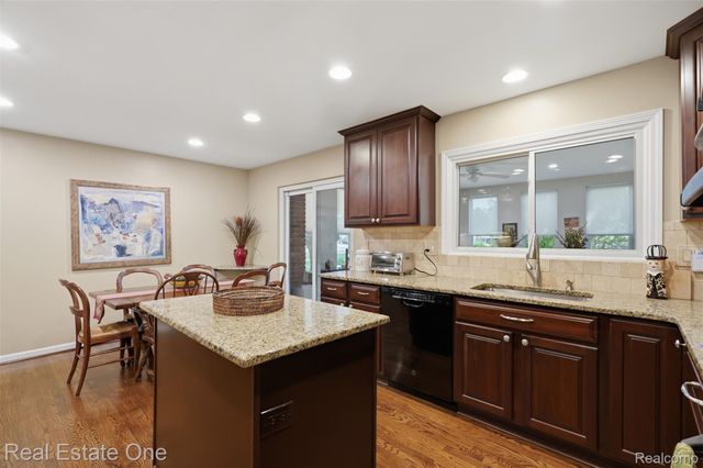 30752 Woodstream Court, Farmington Hills, MI 48334