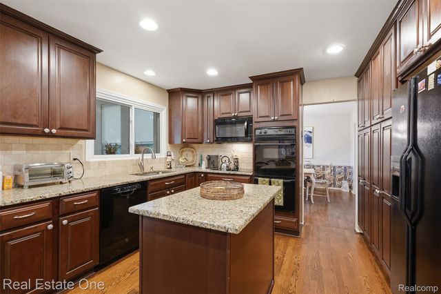 30752 Woodstream Court, Farmington Hills, MI 48334