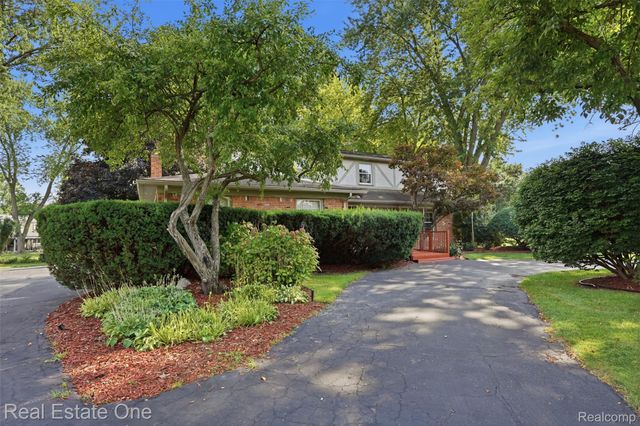 30752 Woodstream Court, Farmington Hills, MI 48334