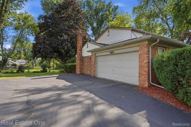 30752 Woodstream Court, Farmington Hills, MI 48334