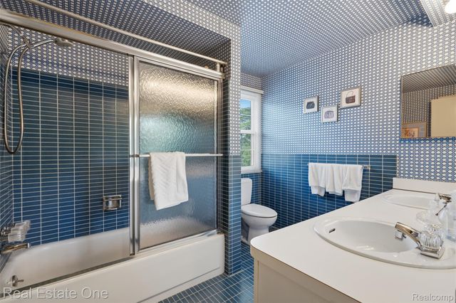 30752 Woodstream Court, Farmington Hills, MI 48334