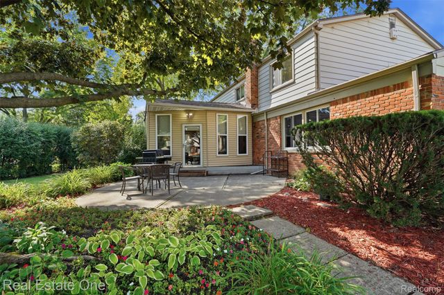 30752 Woodstream Court, Farmington Hills, MI 48334