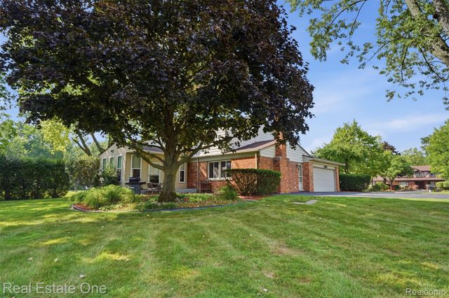 30752 Woodstream Court, Farmington Hills, MI 48334