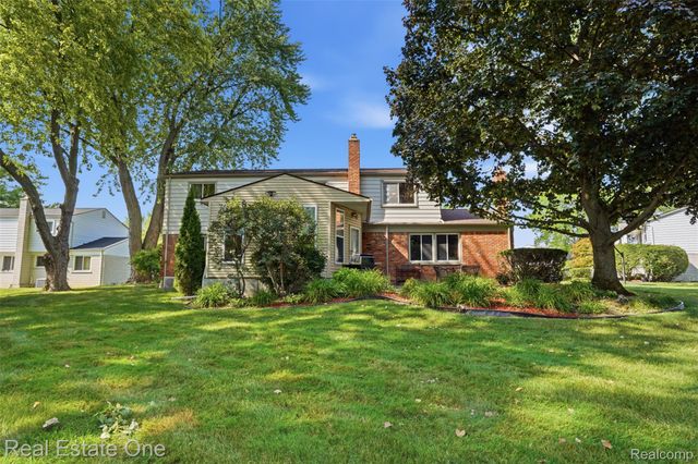 30752 Woodstream Court, Farmington Hills, MI 48334