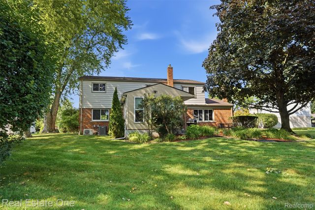 30752 Woodstream Court, Farmington Hills, MI 48334