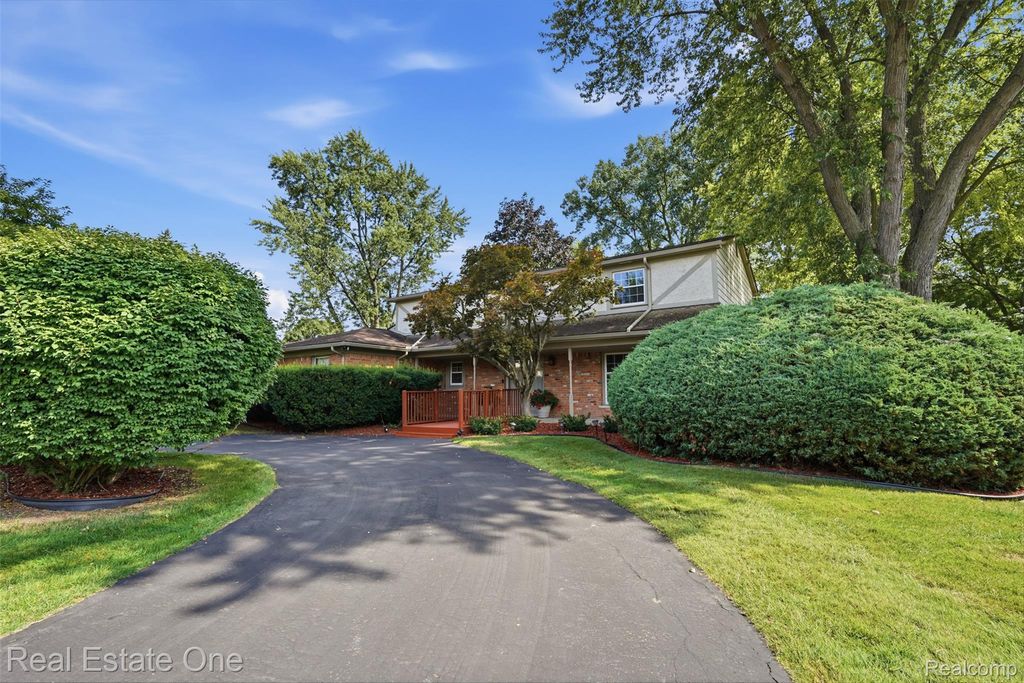 30752 Woodstream Court, Farmington Hills, MI 48334