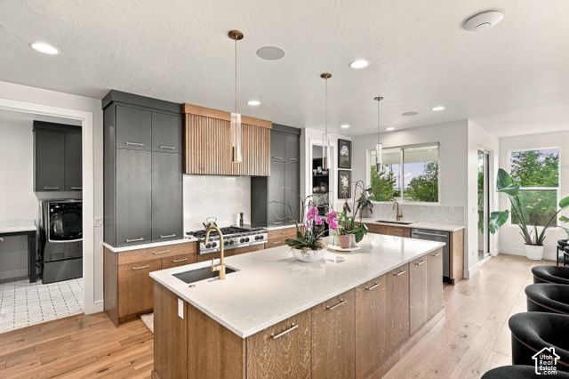 576 S 1450 W, Farmington, UT 84025