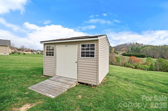 223 River Breeze Lane, Etowah, NC 28729