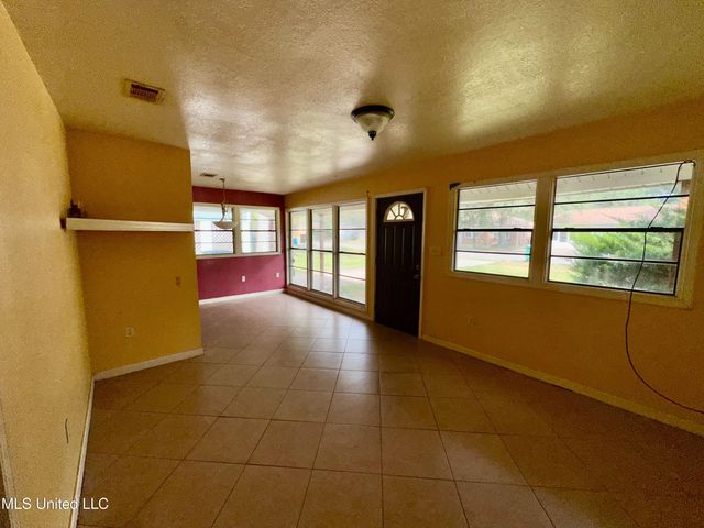 2312 Seneca Avenue, Pascagoula, MS 39567