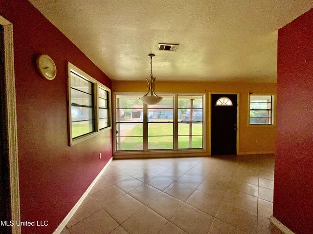 2312 Seneca Avenue, Pascagoula, MS 39567