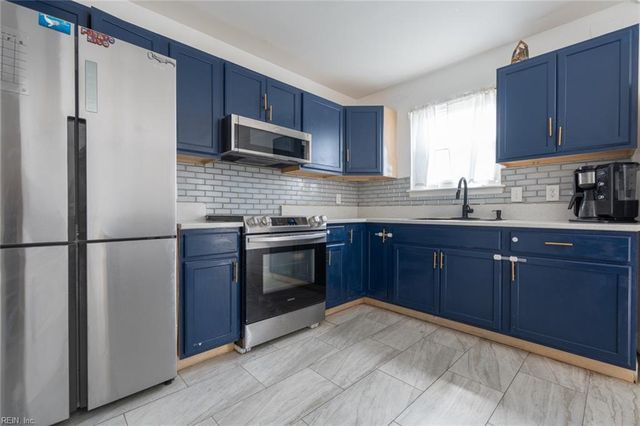 3830 Peachtree LN E, Portsmouth, VA 23703
