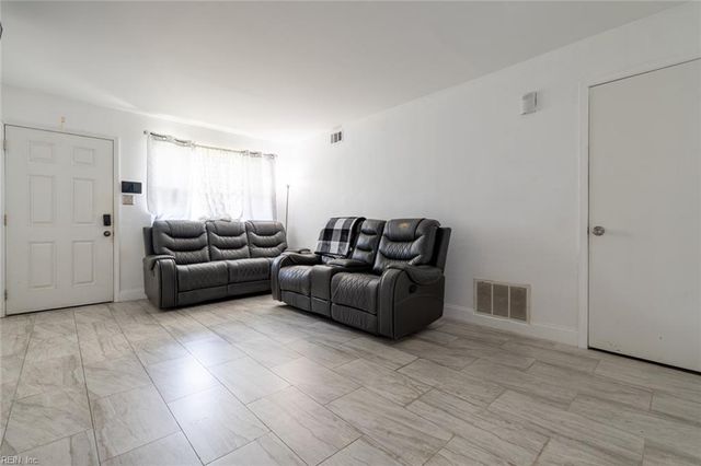 3830 Peachtree LN E, Portsmouth, VA 23703