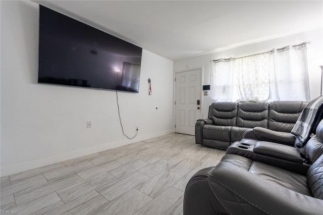 3830 Peachtree LN E, Portsmouth, VA 23703