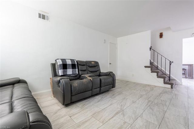 3830 Peachtree LN E, Portsmouth, VA 23703