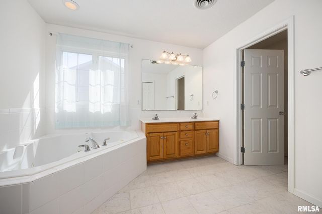 11018 N WATERTON Drive, Dunlap, IL 61525