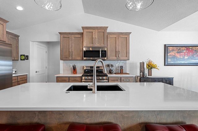 2555 WILLOW COURT, Green Bay, WI 54311