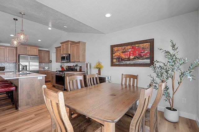 2555 WILLOW COURT, Green Bay, WI 54311