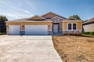 5013 NW Derby DR, Topeka, KS 66618